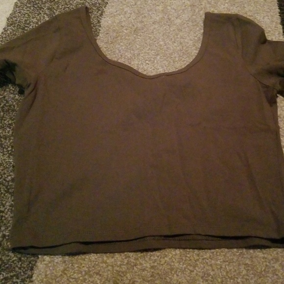 Crop top. - Picture 2 of 2